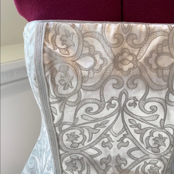 Stunning silver and white bustier - Picture 2 of 8